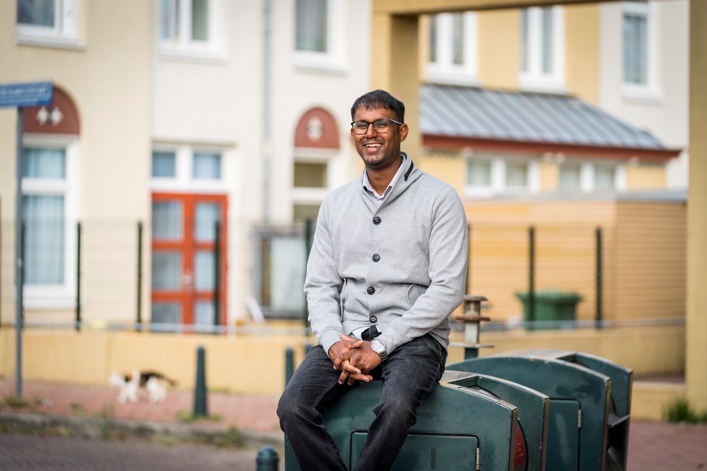 Robbert bij de 2 geadopteerde afvalcontainers