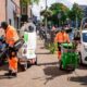 Medewerkers van de Haagse Straat Organisatie in actie in de Bomenbuurt